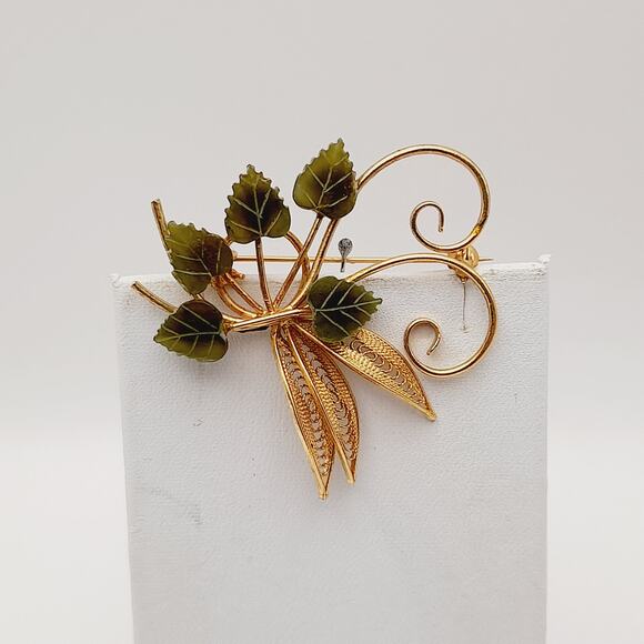 Vintage Carved Jade Gemstone Leaves Gold Tone Filigree Brooch - Picture 6 of 12